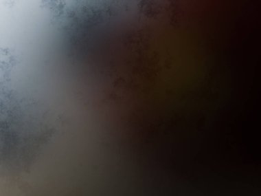 Elinde cep telefonuyla pencerenin önünde duran biri.