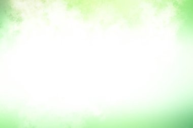 Kar yüzeyinde snowboard süren bir adam.