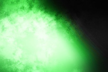 Karanlıkta snowboard yapan biri.