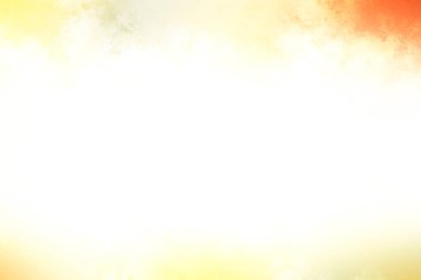 Karlı bir yüzeyde snowboard süren bir insan.