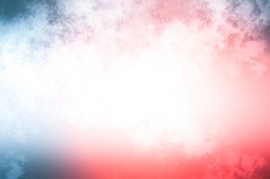 Beyaz bulutlu kırmızı ve mavi bir gökyüzü