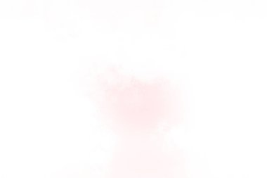 Karlı bir yüzeyde snowboard süren bir insan.