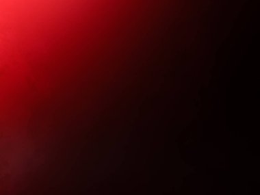 Elinde mikrofon tutan takım elbiseli ve kravatlı bir adam.