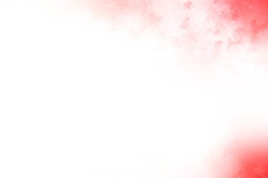 Kırmızı gömlekli bir adam elinde bir snowboard tutuyor.