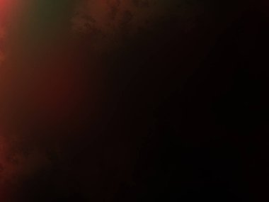 Bulutlu bir gökyüzünde kırmızı ışıkta uçan bir uçak.