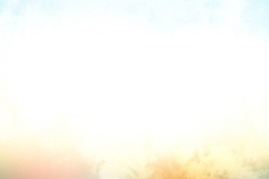 Tarlada ata binen bir insan.