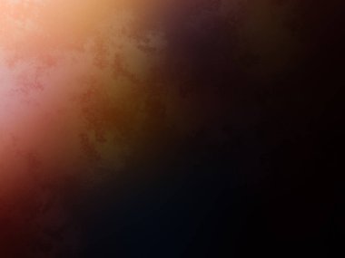 Bir adam kortta tenis raketi tutuyor.