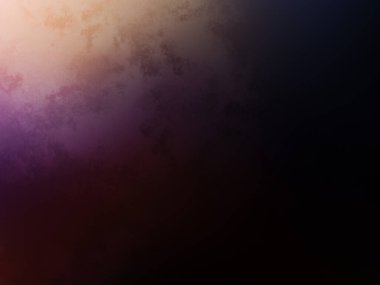 Bir adam kortta tenis raketi tutuyor.