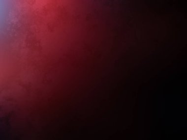 Kırmızı ve mavi ışıkta duran takım elbiseli ve kravatlı bir adam.