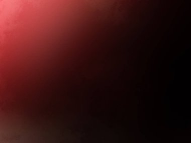 Karanlık bir odada kırmızı bir yangın musluğu.