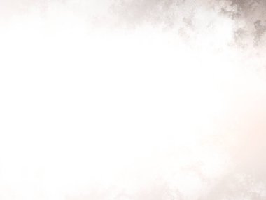 Karla kaplı yamaçta kar kayağı yapan bir adam.