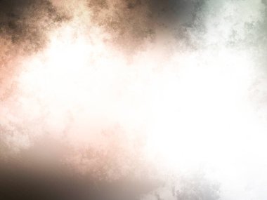 Kaykay rampasında kaykay süren bir adam.