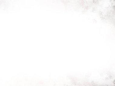 Karla kaplı yamaçta kar kayağı yapan bir adam.