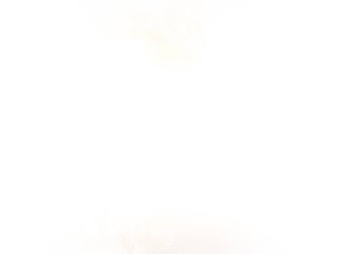 Karda bir adam ve bir kadın duruyor.