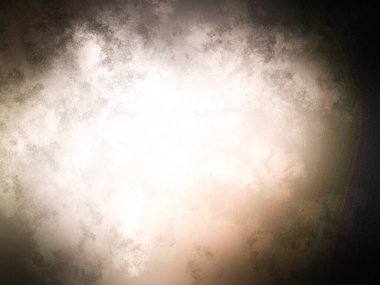 Karanlık bir yüzeyde kaykay süren bir insan.