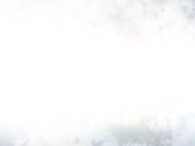 Karlı bir yüzeyde snowboard süren bir insan.