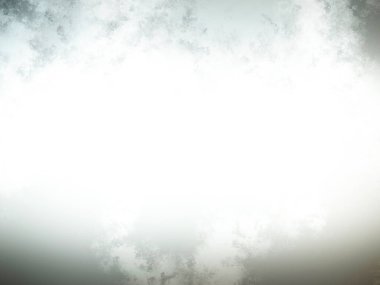 Karlı bir yüzeyde kaykay süren bir insan.