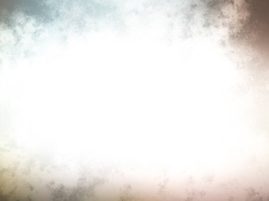 Karlı bir yüzeyde kaykay süren bir insan.