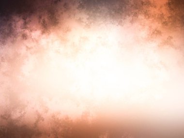 Kaykay rampasında kaykay süren biri.