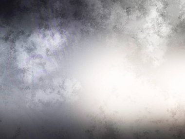 Bulutlu bir günde kaykay süren biri.