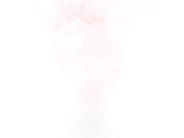 Beyaz bir arka planın önünde duran takım elbiseli ve kravatlı bir adam.