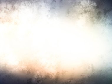 Karlı bir yüzeyde kaykay süren bir insan.