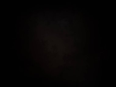 Karanlık gökyüzünde dolunay.