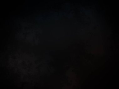 Kara bir arka plan, karanlık bir gökyüzü ve birkaç bulut.