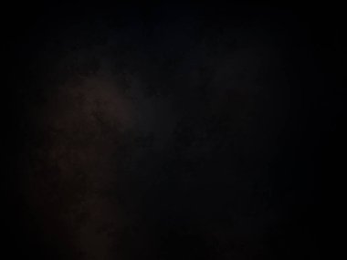 Karanlık gökyüzü ve aydınlığı olan siyah bir arkaplan.