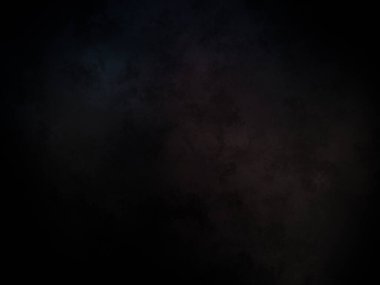 Kara bir arka plan, karanlık bir gökyüzü ve birkaç bulut.