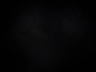 Karlı bir yüzeyde snowboard süren bir insan.