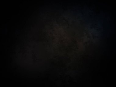 Kara bir arka plan, karanlık bir gökyüzü ve birkaç bulut.