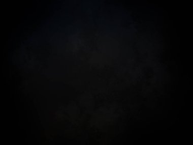 Karanlık bir yüzeyde kaykay süren bir insan.