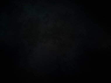 Karanlık gökyüzü ve aydınlığı olan siyah bir arkaplan.