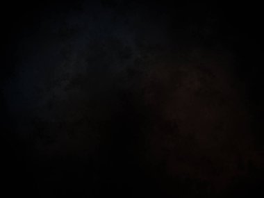 Karanlık gökyüzü ve aydınlığı olan siyah bir arkaplan.