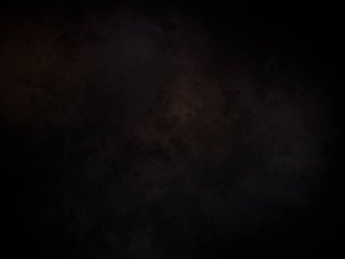 Kara bir arka plan, karanlık bir gökyüzü ve birkaç bulut.