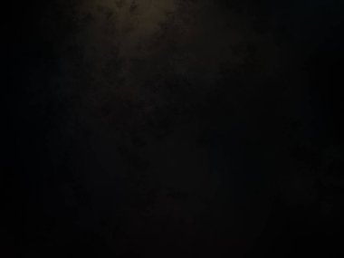 Siyah tişörtlü biri elinde kamera tutuyor.