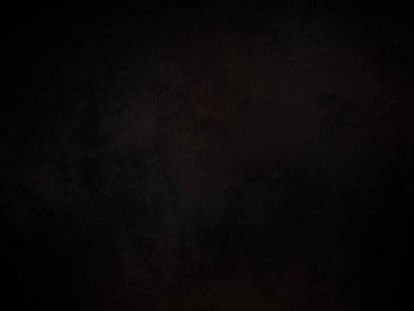 Arka planda ay olan bir uçak gece gökyüzünde uçuyor.