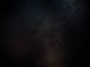 Siyah bir arkaplan, koyu gökyüzü ve beyaz bir saat.