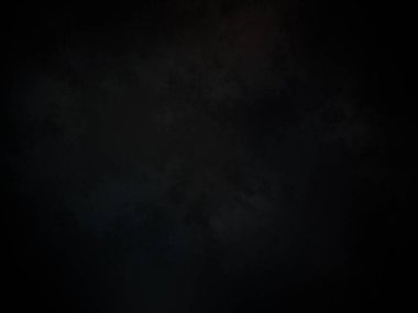 Karanlık bir yüzeyde snowboard süren biri.