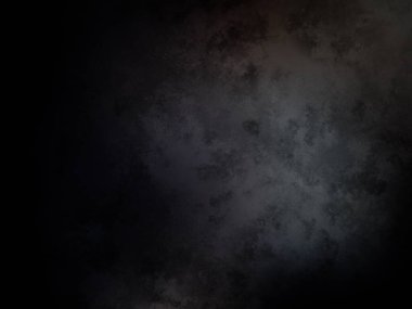 Karanlıktaki bir insanın siyah beyaz fotoğrafı.