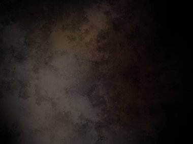 Takım elbiseli ve kravatlı bir adam duvarın önünde duruyor.