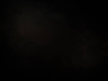 Karanlık gökyüzünde dolunay ve siyah bir arka plan.