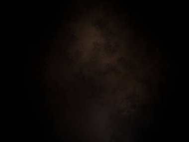 Takım elbiseli ve kravatlı bir adam ateşin önünde duruyor.