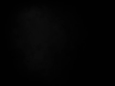 Siyah gömlekli bir adam elinde kamera tutuyor.