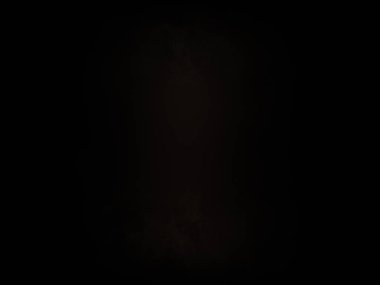 Karanlıkta elinde fotoğraf makinesi olan bir adam.