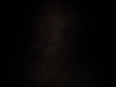 Beyaz ve kırmızı saati olan siyah bir arkaplan.