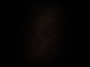 Siyah gömlekli bir adam cep telefonu tutuyor.