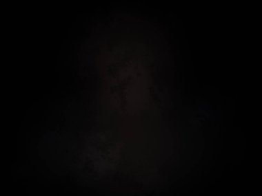 Ortasında beyaz ışık olan siyah bir arkaplan.