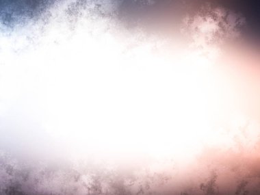 Karlı bir yüzeyde snowboard süren bir insan.